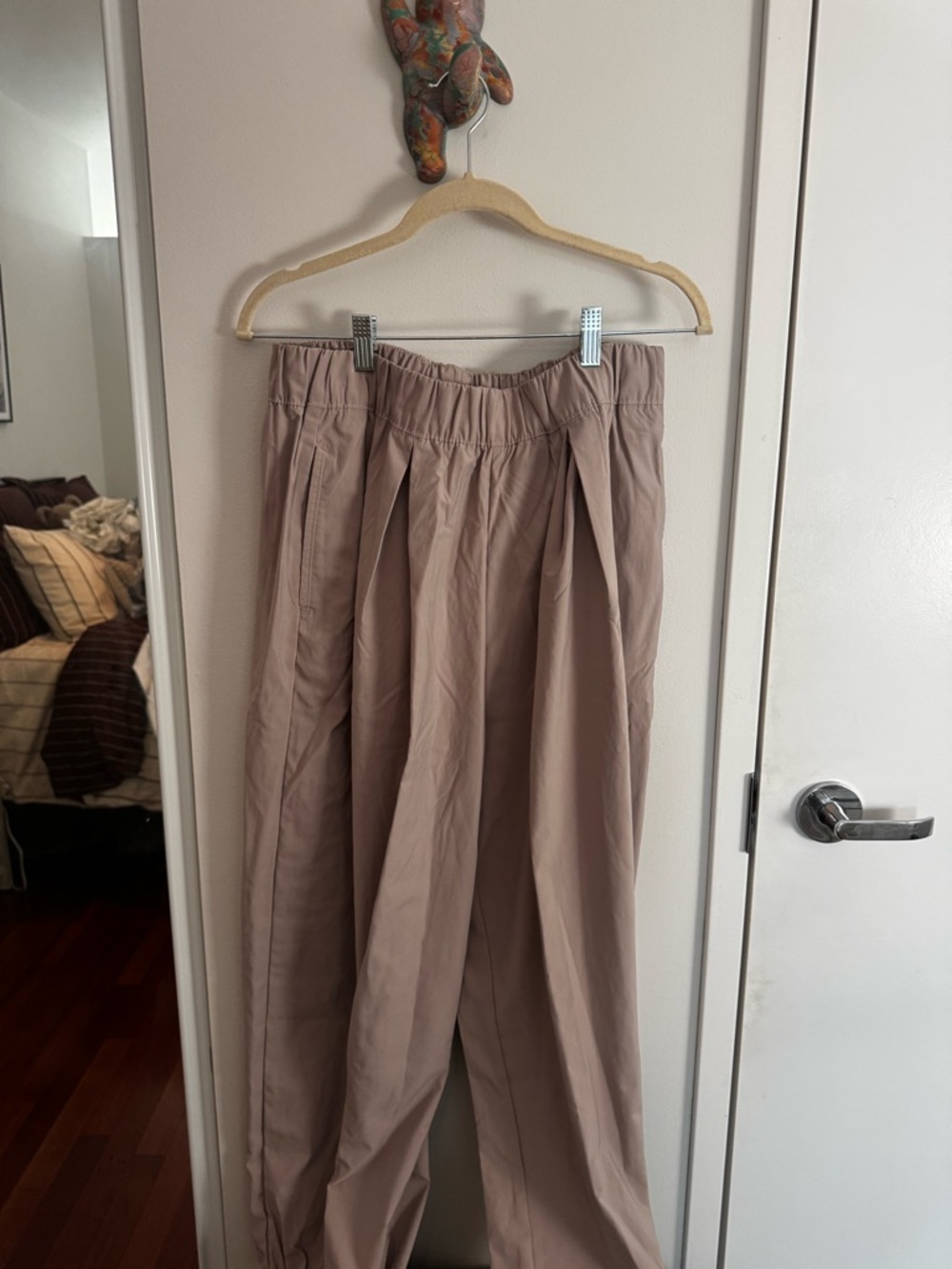 OFFLINE By Aerie Nice Moves Balloon Pant in Pebble - Picture 3 of 8